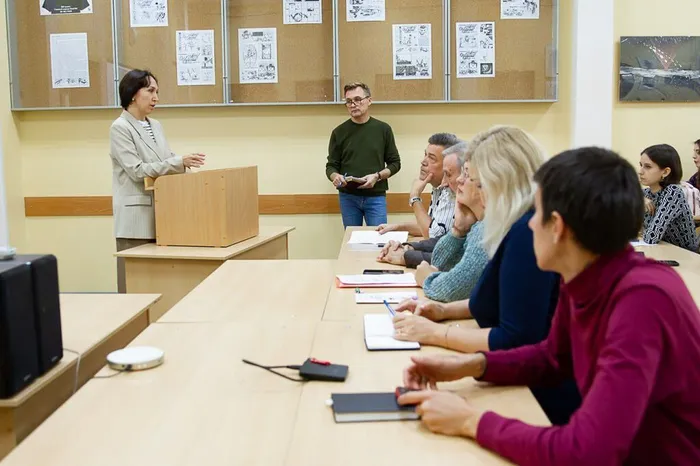 Попова Наталья Сергеевна, кандидат искусствоведения, доцент, доцент кафедры культурологии, философии и искусствоведения социально-гуманитарного факультета КемГИК, член Союза дизайнеров России, член Союза художников России.